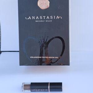 Anastasia Beverly Hills Volumizing Tinted Brow Gel shade chocolate